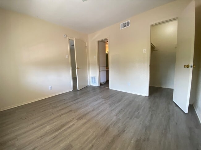 Building Photo - 208 Kelly St Unit 7