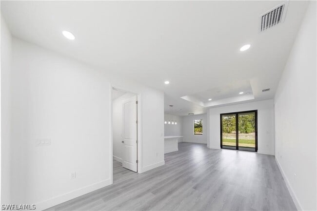 Photo - 1137 Damen St E