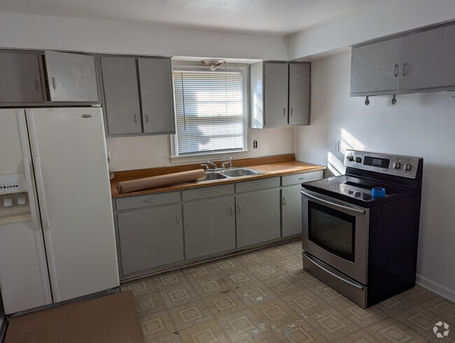 Building Photo - 8001-8003 W Villard Ave Unit Upper Rental