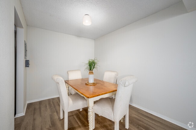 1BR, 1BA - 672SF - Dining Room - Bristol Pointe Apartments