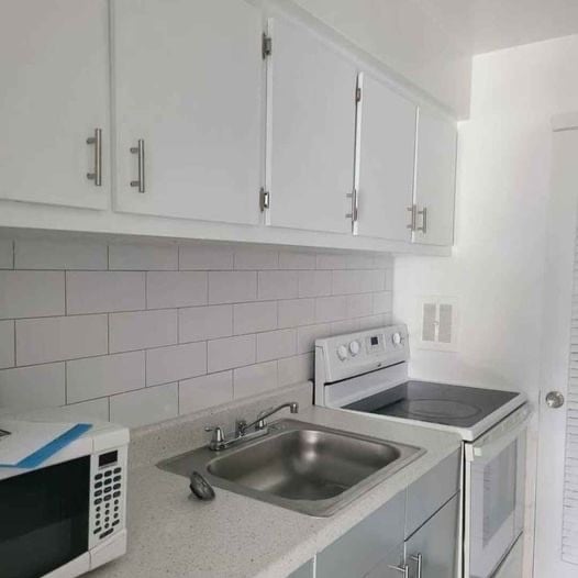 Building Photo - 1731 NE 60th St Unit 3