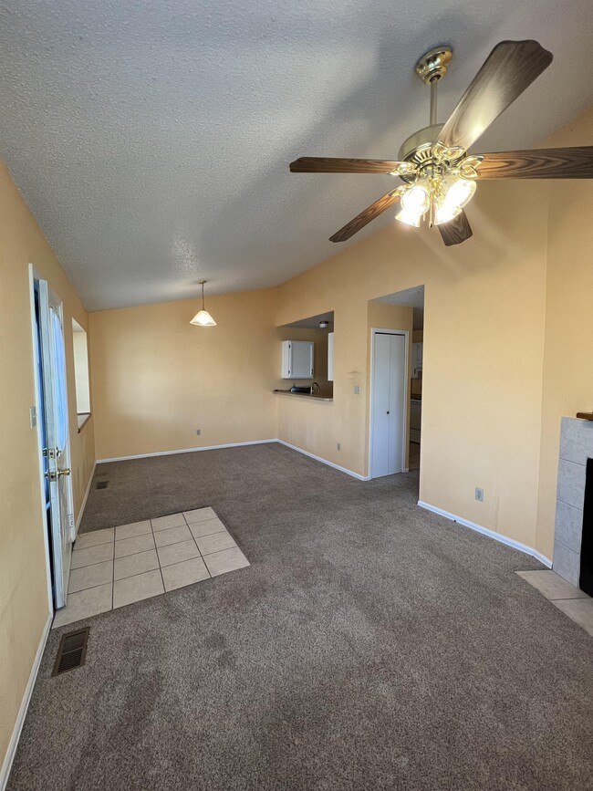 Photo - 886 London Green Way