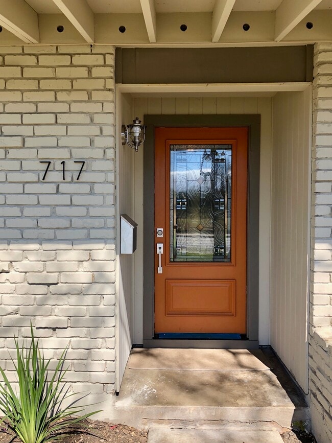 Photo - 717 Oblate Dr