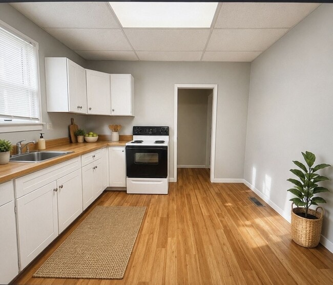 Building Photo - PRELEASING for AUGUST! Close to Campus: In-Unit Washer and Dryer
