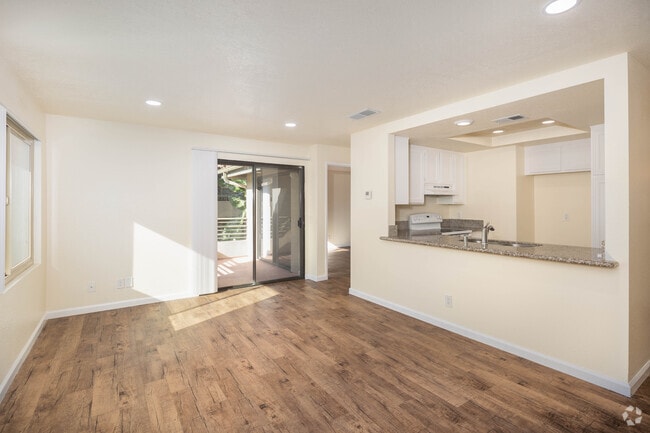 2 BR, 2 BA - 1000SF