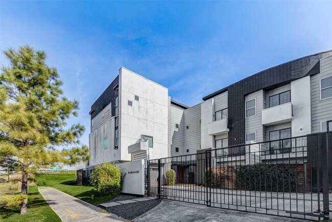 Building Photo - 4115 Chartres St