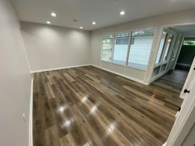 Photo - 3905 Poplar St