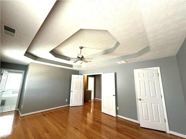 Photo - 7566 Larchwood Ln