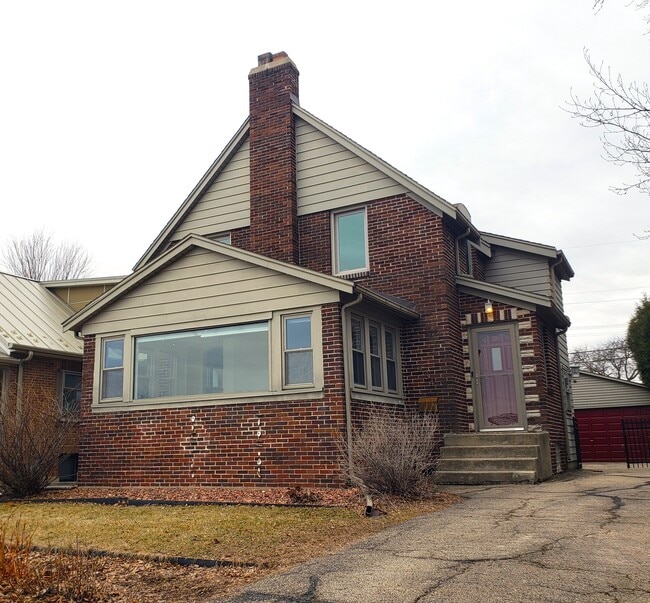 Building Photo - 934 W Shore Dr