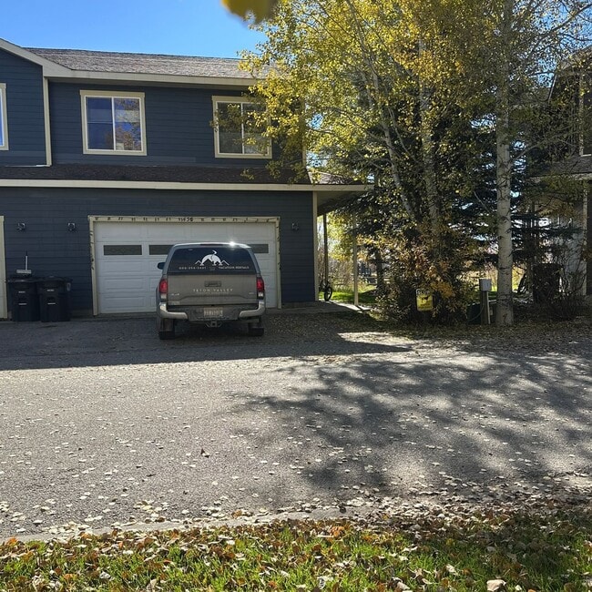 Building Photo - Cozy 3 bedroom 2.5 bathroom townhouse