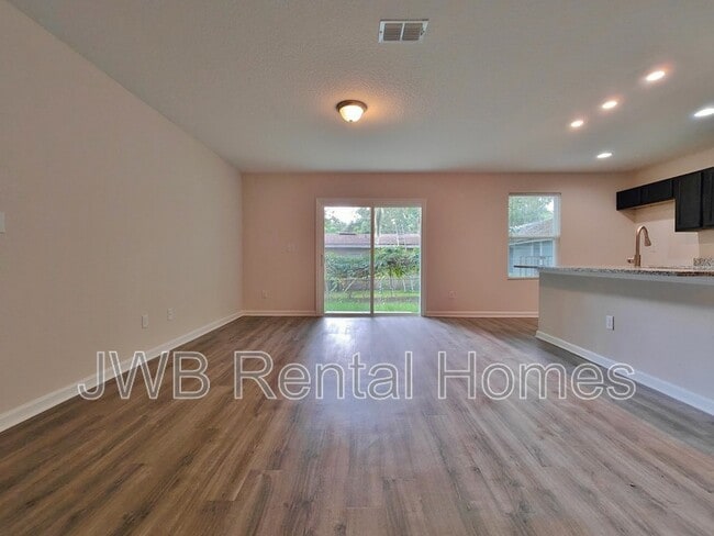 Photo - 452 Malcross Ave