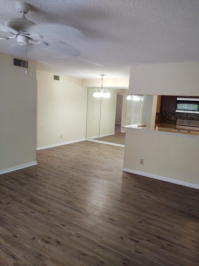 Building Photo - 2512 SE Anchorage Cove Unit 2