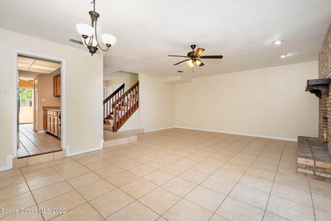 Photo - 1911 Cashew Courtway