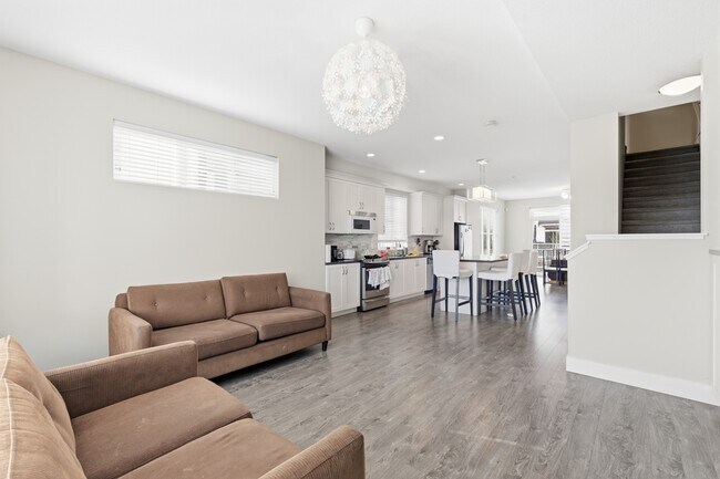 Photo - 16228-16228 16 Ave