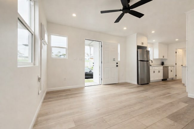 Photo - 1163 1/2 East 70th Street