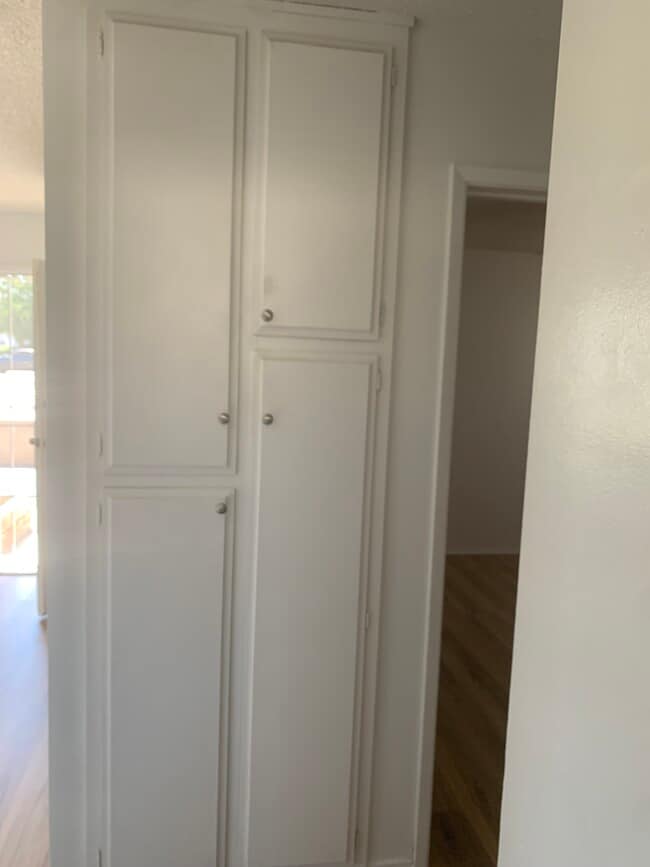 Dentro de los armarios del pasillo - 4211 11th St Unidad 4211