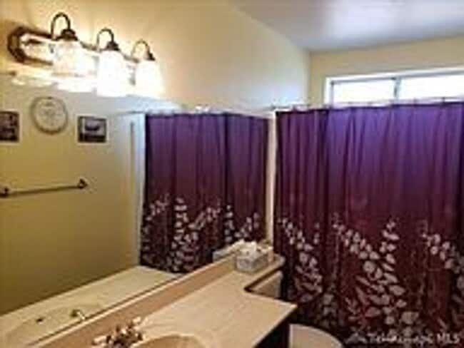 Photo - Beautiful 3/2 in Oak Knolls
