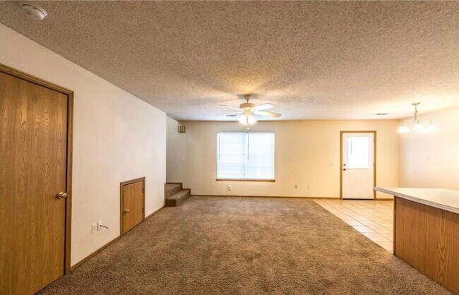 Living room - 887 N Daisy Ln