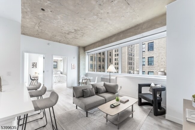 Building Photo - 10 Commerce Ct Unit 2D