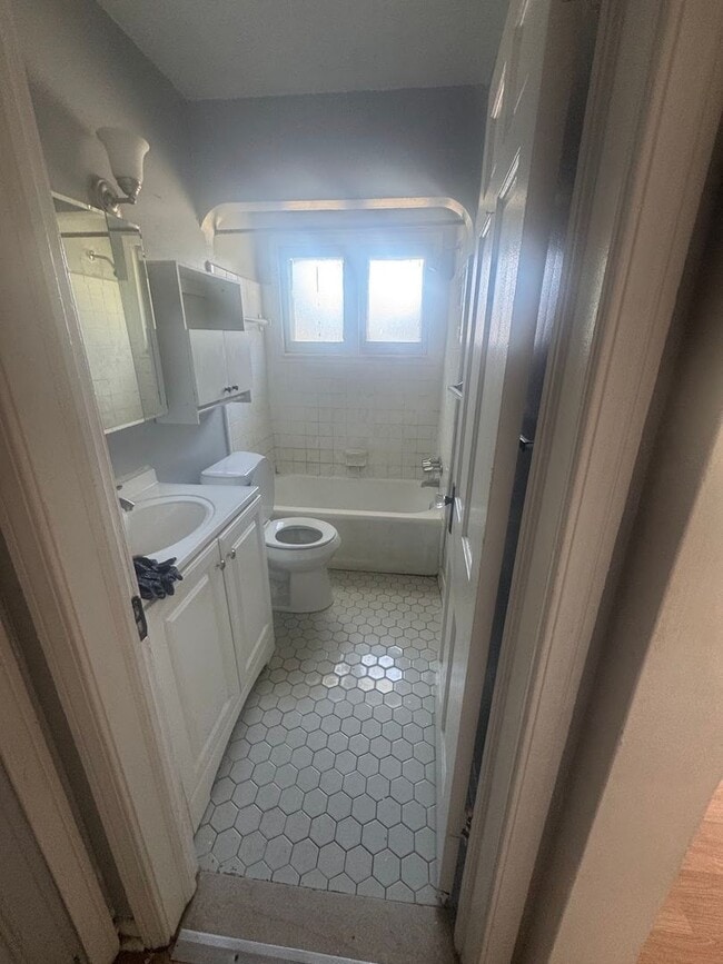 Photo - 2 bedroom/ 1 bathroom Duplex!