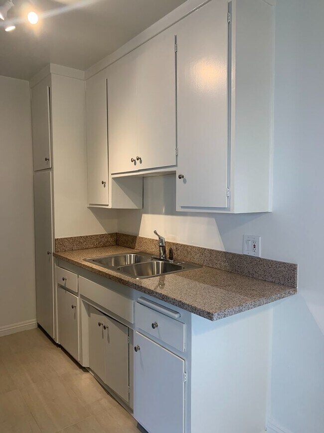 Photo - 10min drive to the beach, Santa Monica Collage, Close to famous Restaurants Unit 1724 Colby Ave #10 ACTIVE