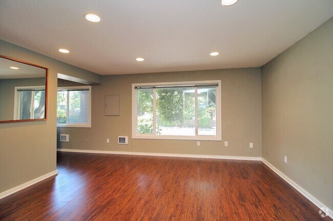 Building Photo - 4232-4232 SE Cesar Estrada Chavez Blvd Rental
