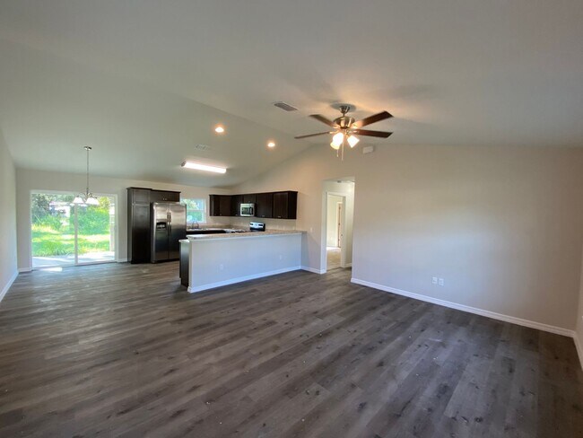 Photo - Custom Home - Desirable SE Ocala Neighborhood 3/2/2 **Won't Last**