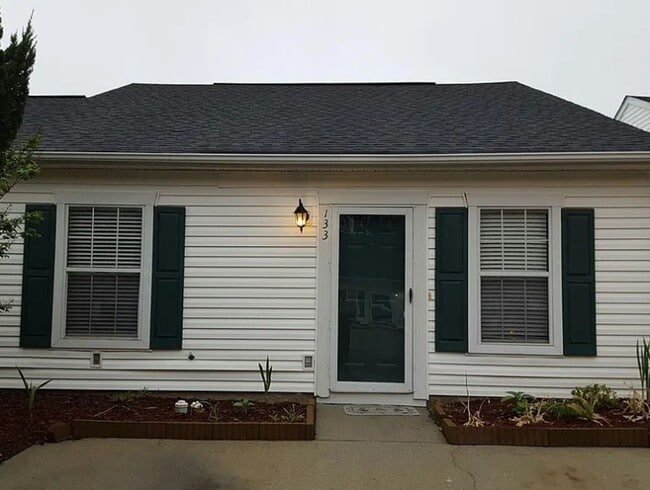 Building Photo - Newly Renovated 2Bed/2Bath!