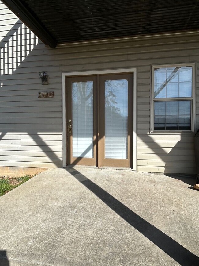 Candler Recently Renovated Apt Ready for... House Rental in Candler