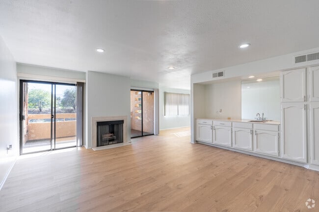 1BR, 2BA - 1,150SF - Living Room