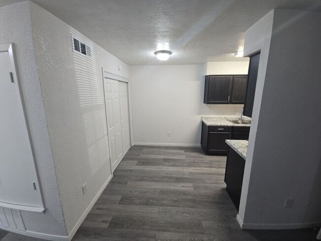 Photo - 900 E Leslie Cir