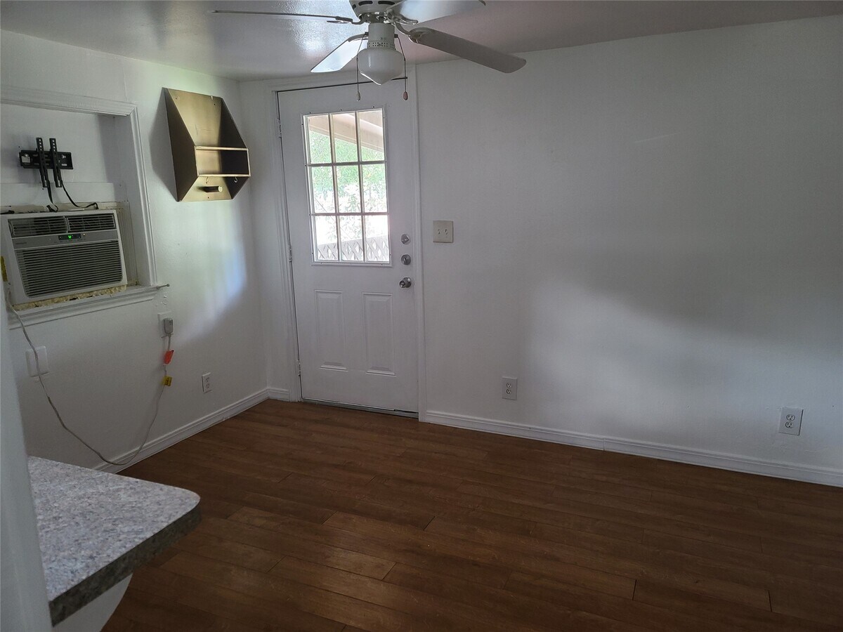Photo - 410 N D Ave