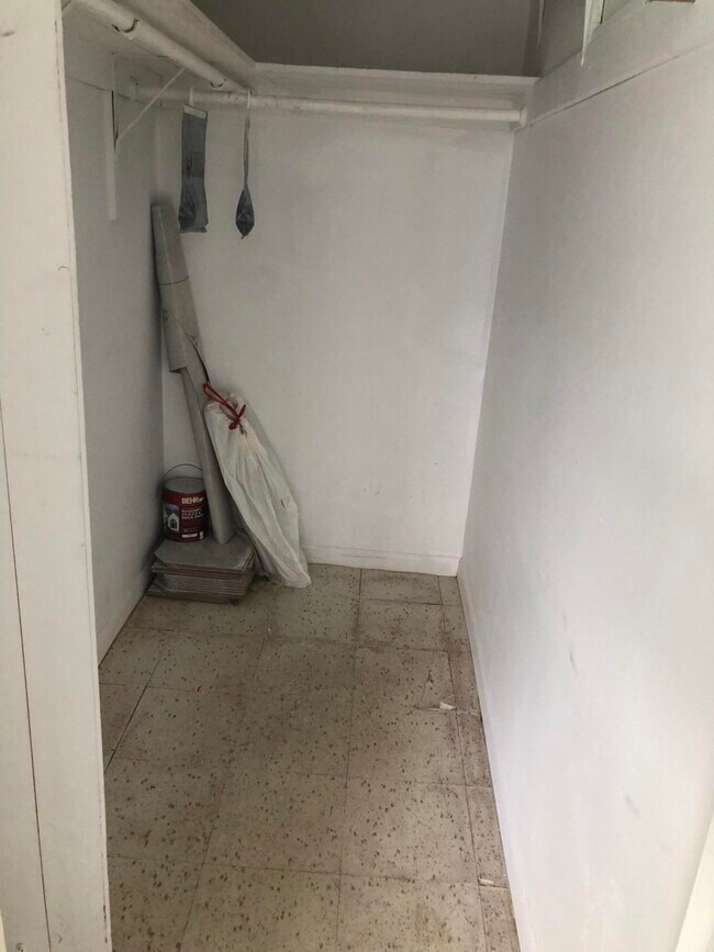 Photo - 227 Norwich J Unit J