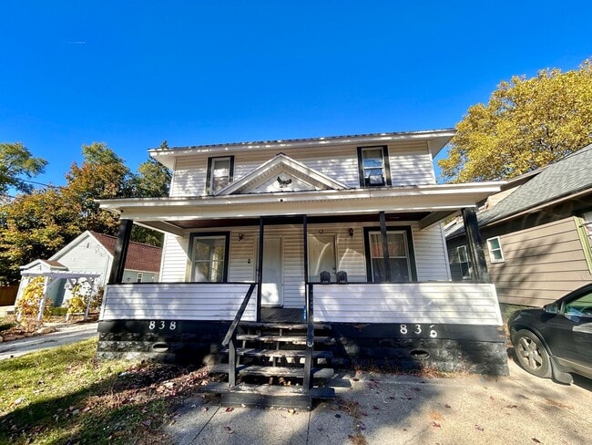 Building Photo - Grand 836/838 Unit 838