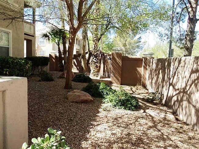 secluded front yard - 5125 W Reno Ave Unit #1108