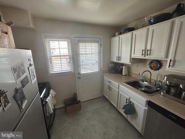 Photo - 726 N Oakland St