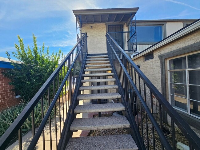 Photo - 1 BR 1 BATH FULL REMODEL UPPER UNIT FREE RENT OAC