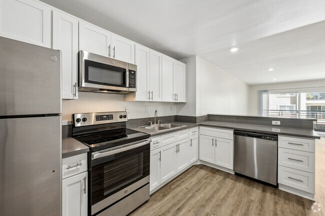 2BR, 2BA - 1050SF - Kitchen