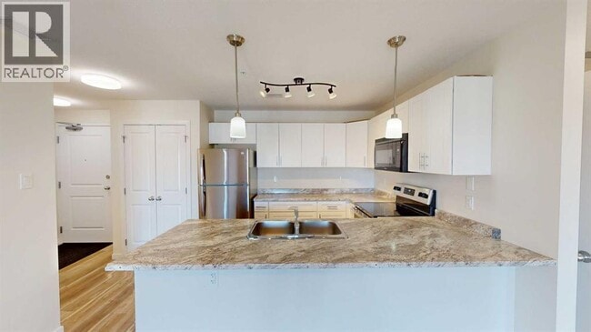 Photo - 10101-10101 101 Ave