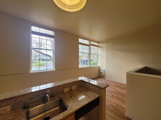 Photo - Beautiful Lincoln School Studio Unit 114