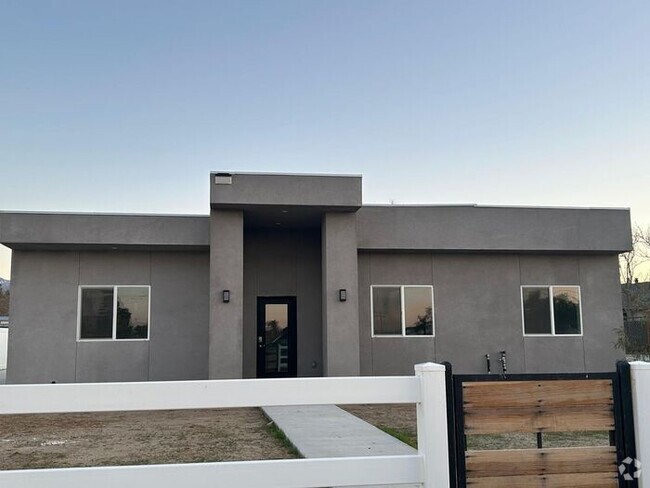 Building Photo - Stunning 3 Bedroom 2 Bathroom House for Re...