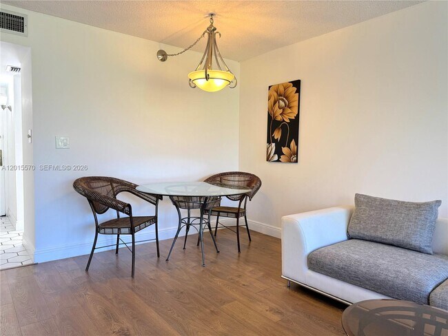 Photo - 20400 W Country Club Dr Unidad 209