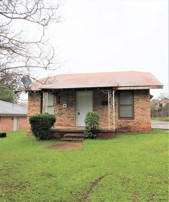 Building Photo - Tour Today! Cozy 2 Bedroom, 1 Bath Duplex ... Rental