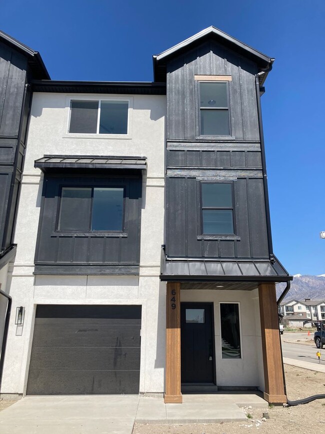 Building Photo - Beautiful Townhome 4 bd & 3.5 bath in American Fork