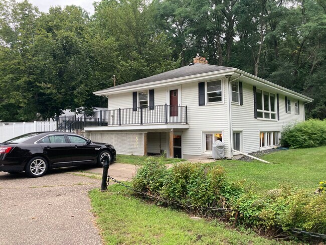 Off Street Parking - 3080 Perrot Ave S Casa Adosada