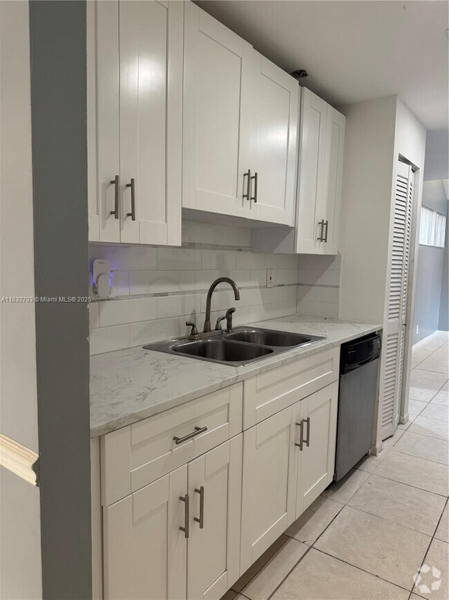 Building Photo - 834 NW 81st Way Unit 8 Rental