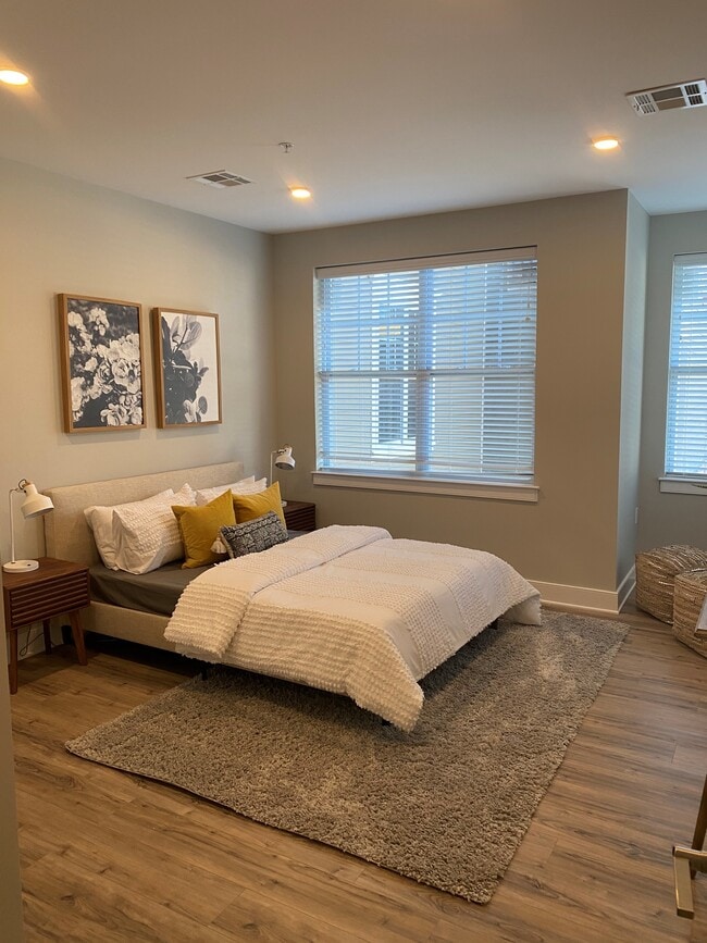 Bright and Airy 2 Bedroom Corner Unit