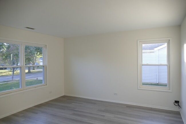 Photo - 1076 Crestwood Ln