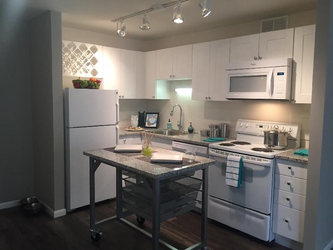 Building Photo - 865 N Dewitt Pl