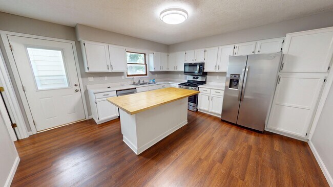 142 E Lincoln Hwy